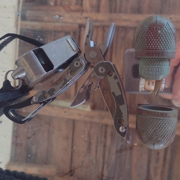 Trail Blazer Multi-Tool Set with Knife and Carabiner& More - Picture 2 of 4